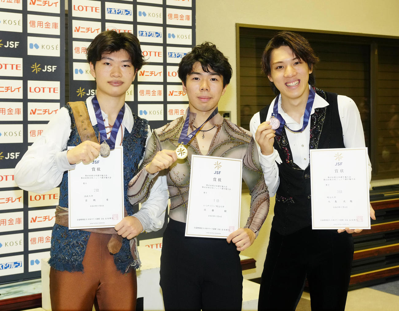 男子の表彰式で写真に納まる優勝の佐藤駿（中央）ら。左は2位の吉岡希、右は3位の大島光翔（撮影・江口和貴）