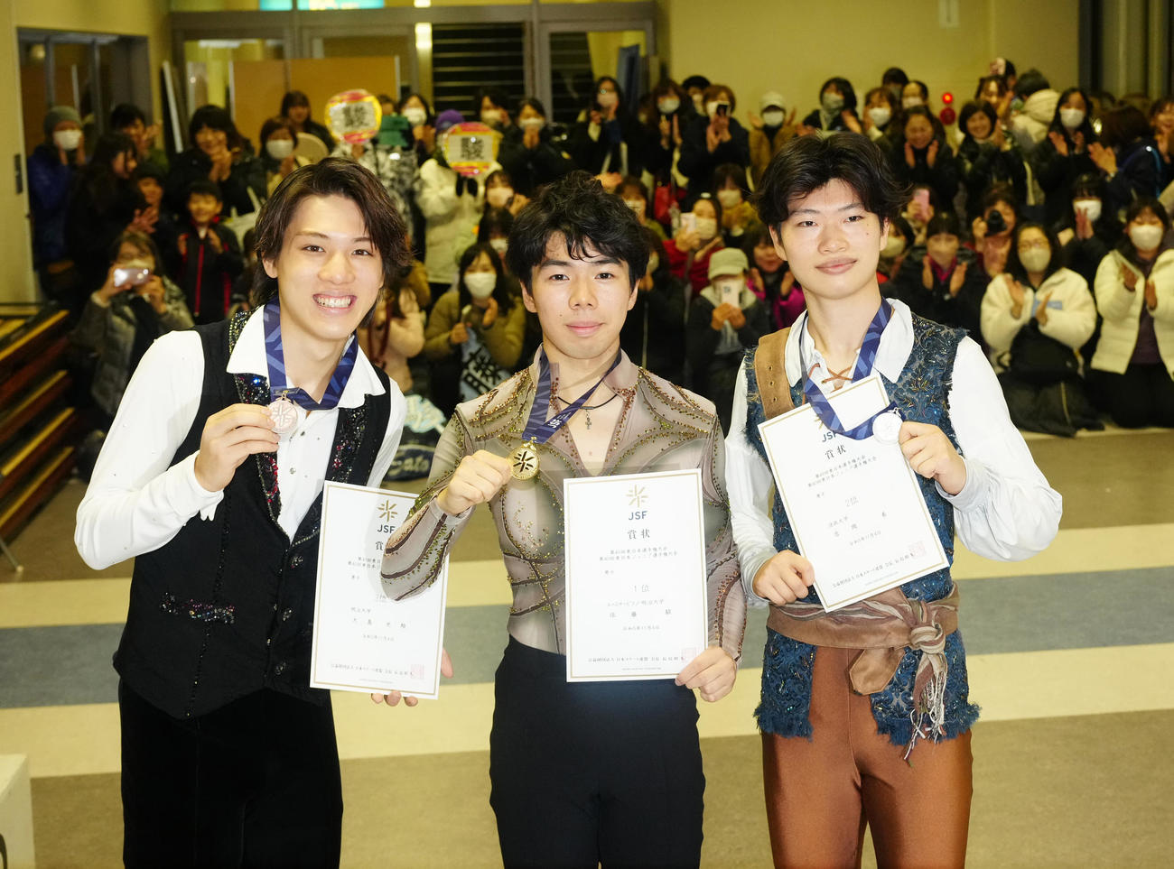 男子の表彰式で写真に納まる優勝の佐藤駿（中央）ら。右は2位の吉岡希、左は3位の大島光翔（撮影・江口和貴）