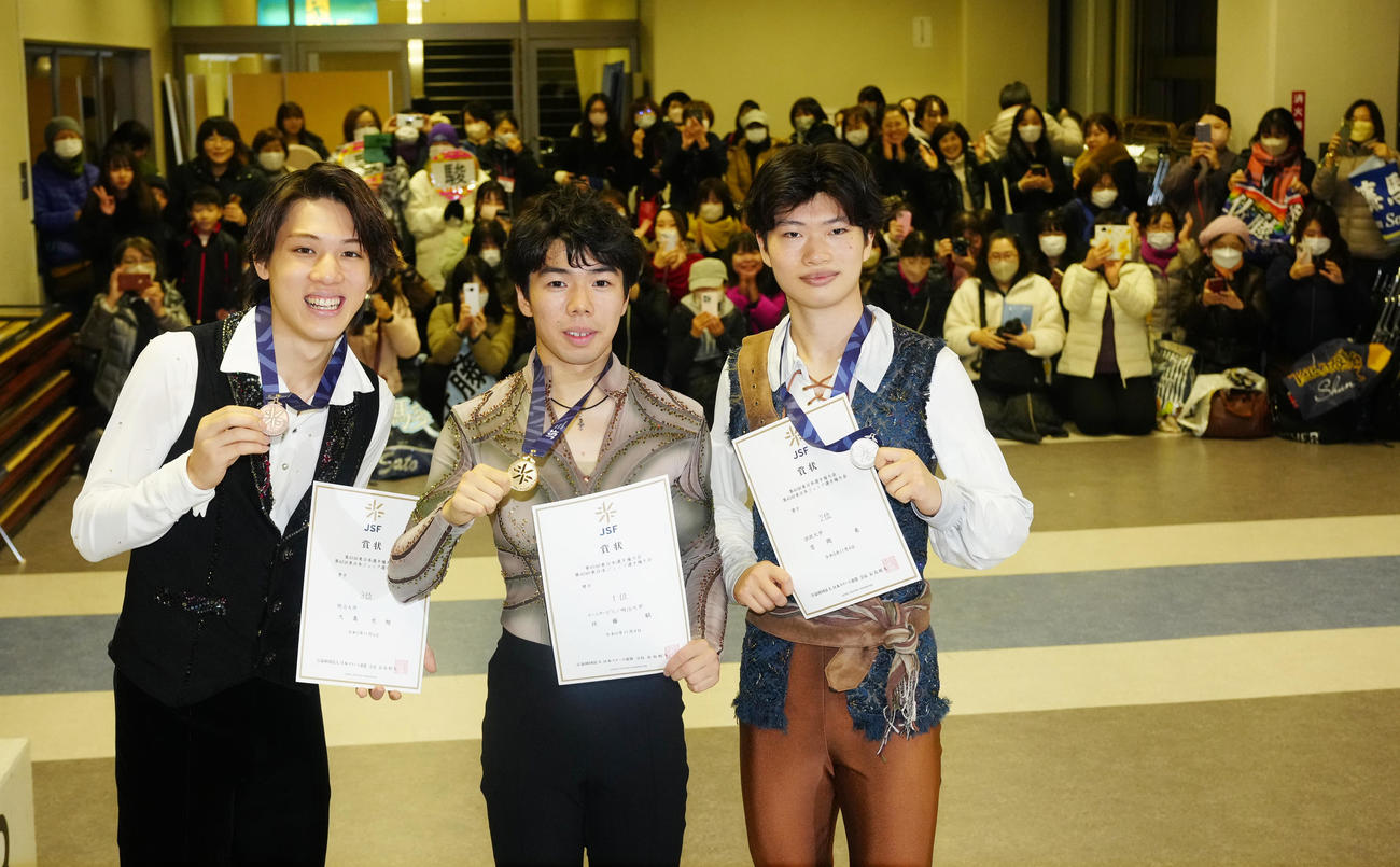 男子の表彰式で写真に納まる優勝の佐藤駿（中央）ら。右は2位の吉岡希、左は3位の大島光翔（撮影・江口和貴）