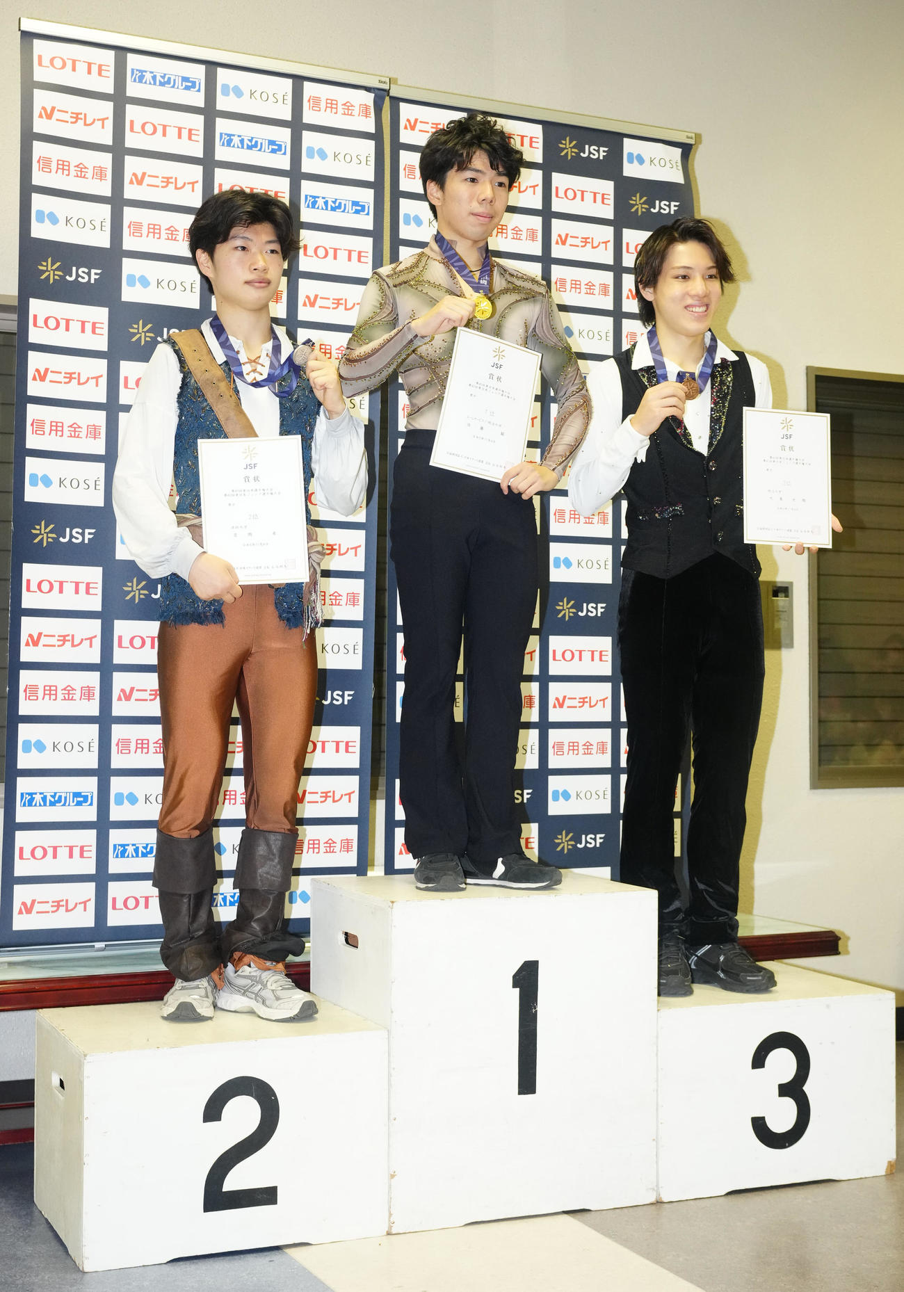 男子の表彰式で写真に納まる優勝の佐藤駿（中央）ら。左は2位の吉岡希、右は3位の大島光翔（撮影・江口和貴）