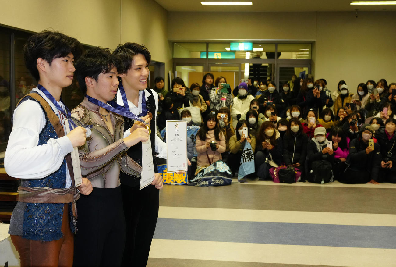 男子の表彰式で写真に納まる優勝の佐藤駿（中央）ら。左は2位の吉岡希、右は3位の大島光翔（撮影・江口和貴）