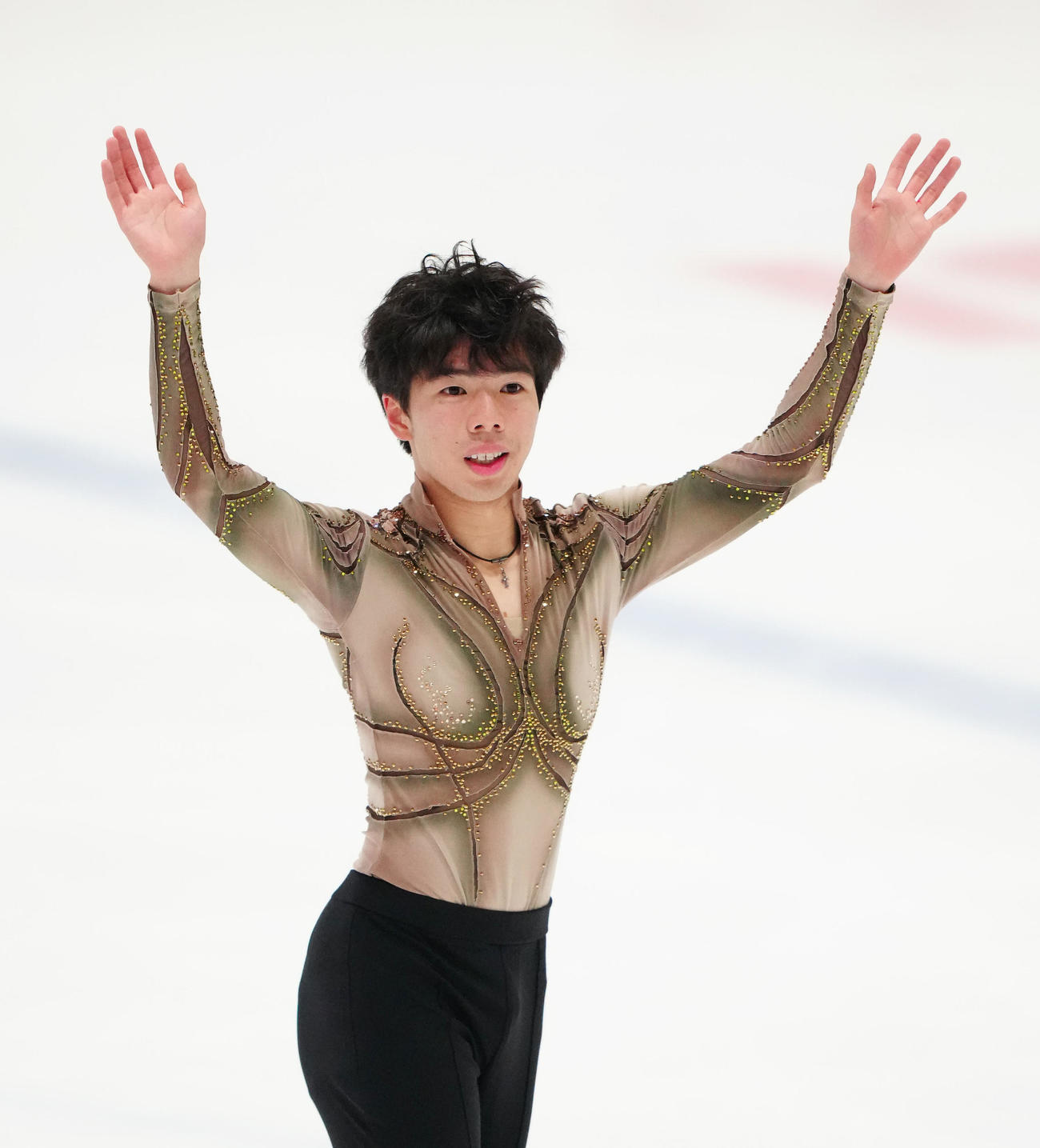 男子フリーの演技後、客席にあいさつする佐藤駿（撮影・江口和貴）