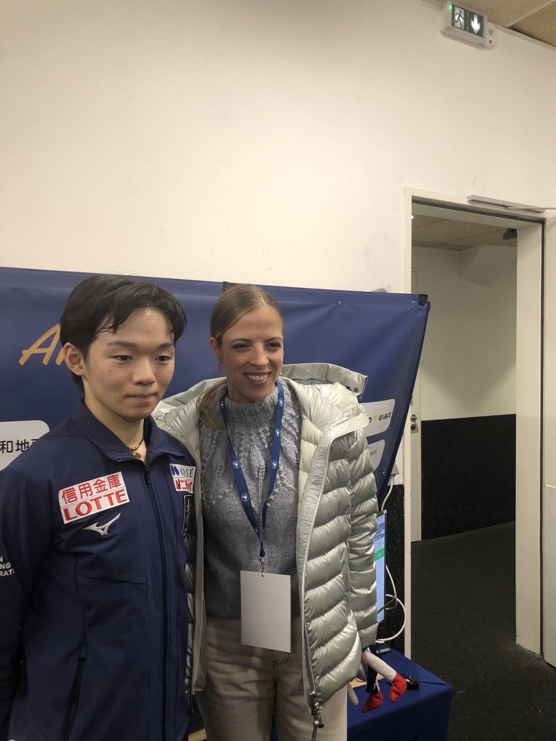 フランス杯のフリーを終えた鍵山優真（左）は今季からコーチに加わったカロリナ・コストナーと笑顔を見せる