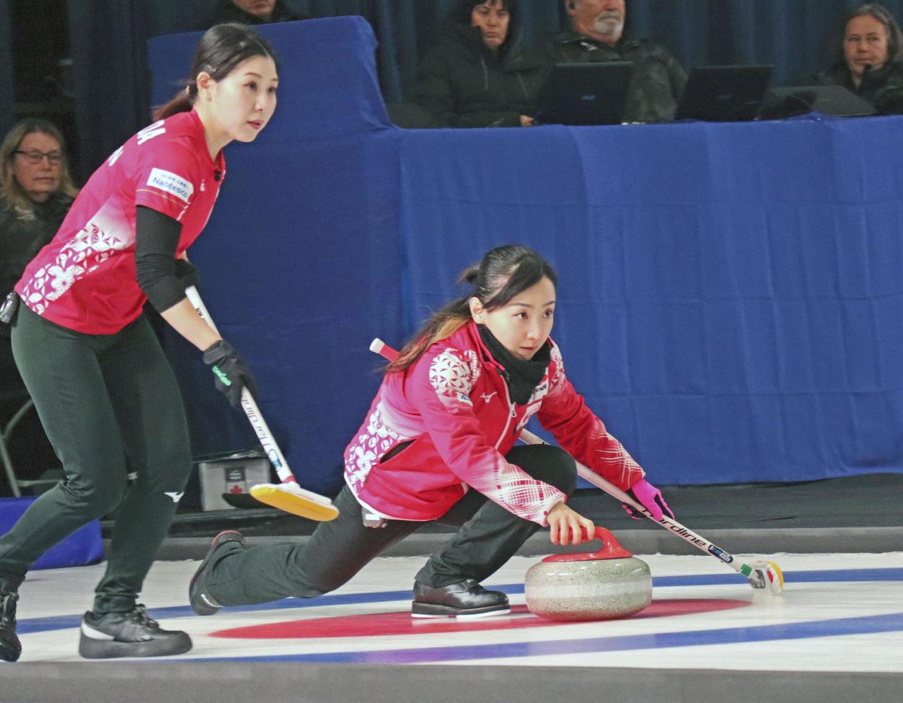カーリングのパンコンチネンタル選手権の女子決勝で、ショットを放つロコ・ソラーレの藤沢五月（右）（共同）
