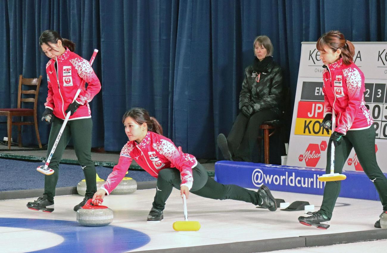 カーリングのパンコンチネンタル選手権の女子決勝で、ショットを放つロコ・ソラーレの吉田知那美（中央）（共同）