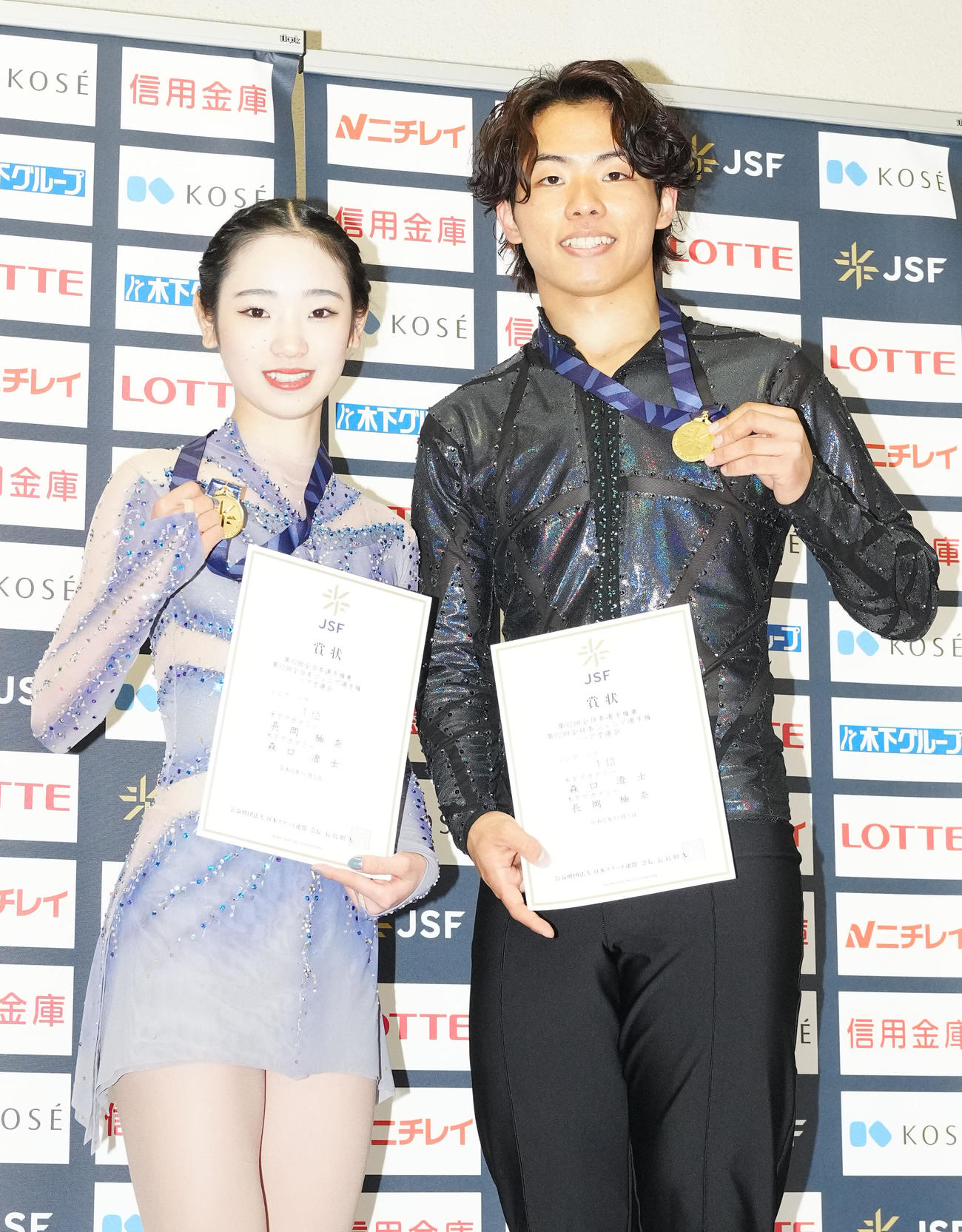 ペアの表彰式で写真に納まる優勝の長岡柚奈（左）、森口澄士組（撮影・江口和貴）