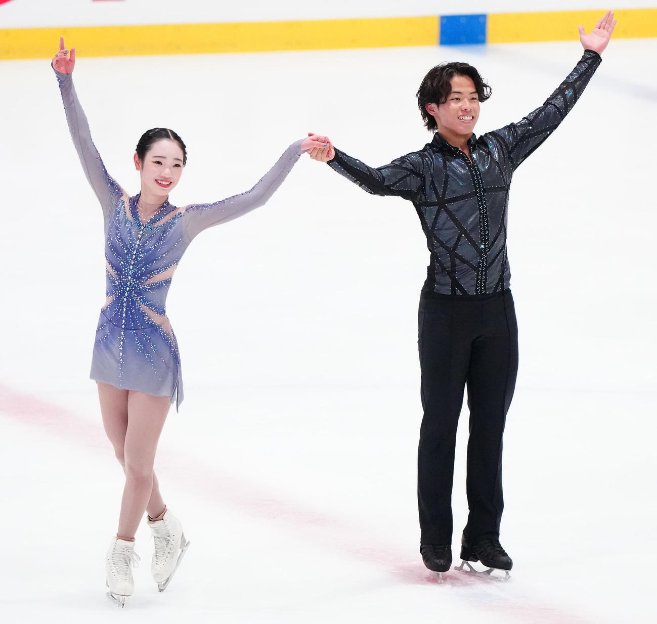 ペアのフリーで演技後、客席にあいさつする長岡柚奈（左）、森口澄士組（撮影・江口和貴）