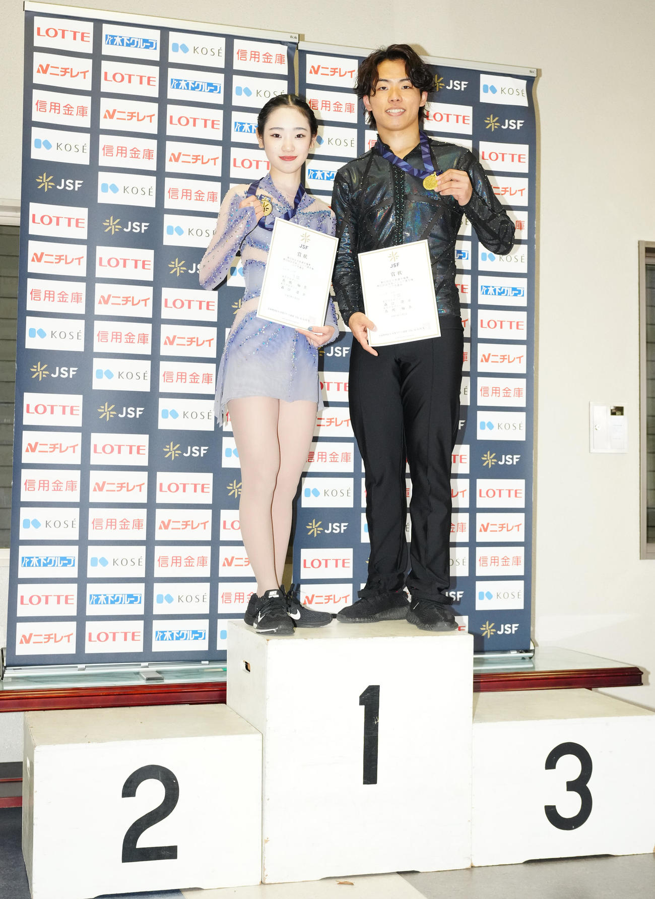 ペアの表彰式で写真に納まる優勝の長岡柚奈（左）、森口澄士組（撮影・江口和貴）