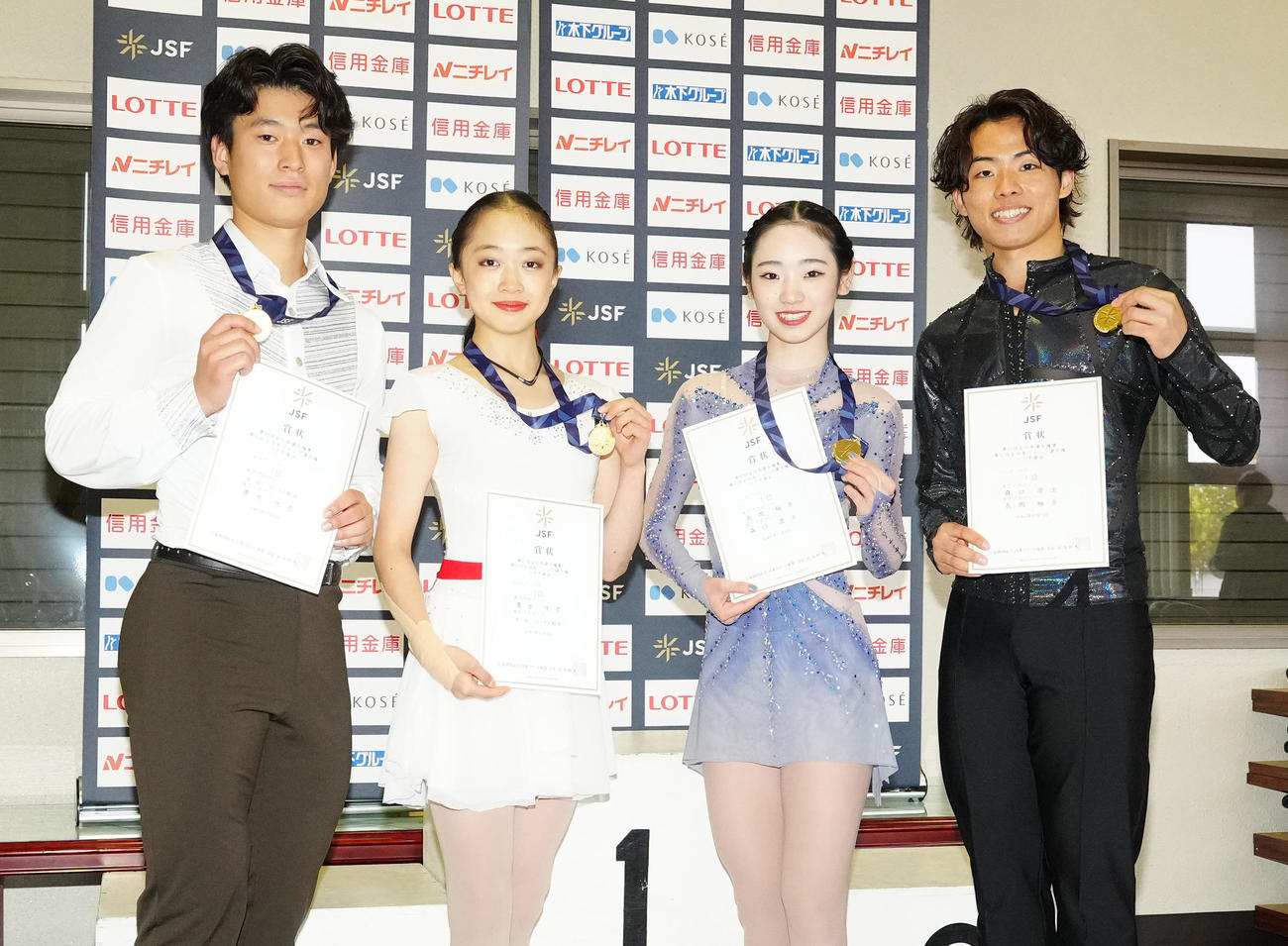 表彰式で写真に納まるペア優勝の長岡柚奈（中央右）、森口澄士（右端）組とジュニアペア優勝の清水咲衣（中央左）、本田ルーカス剛史（左端）組（撮影・江口和貴）