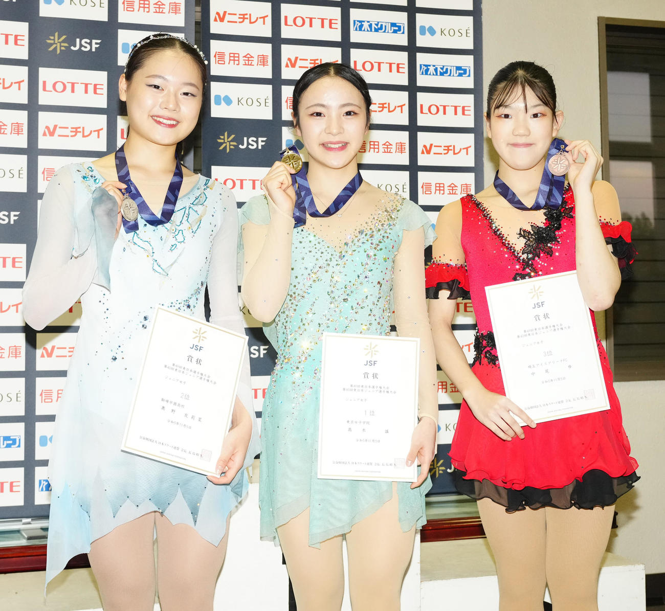 ジュニア女子の表彰式で写真に納まる優勝の高木謡（中央）ら。左は2位の奥野友莉菜、右は3位の中尾歩（撮影・江口和貴）