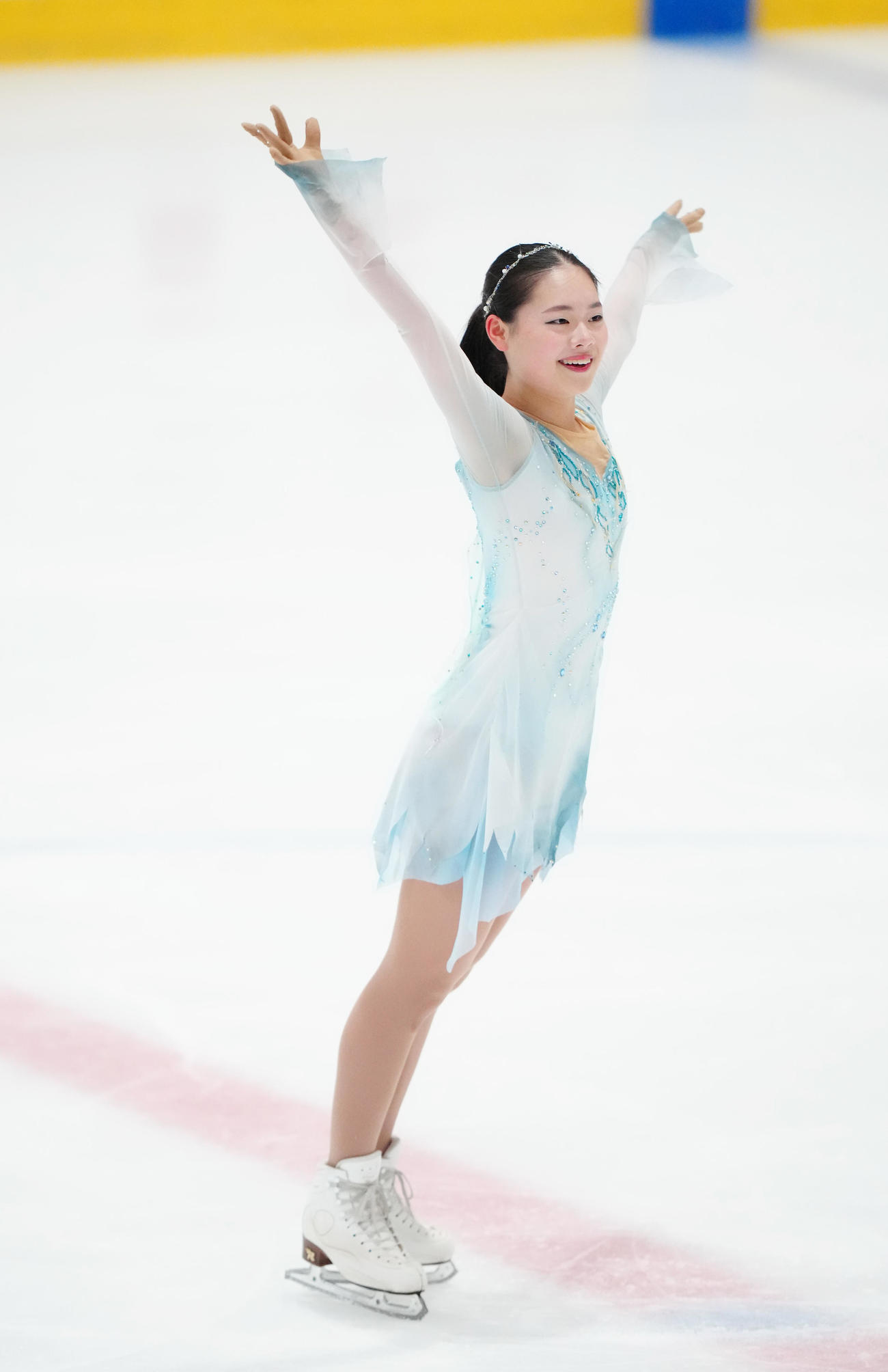 ジュニア女子フリーの演技後、客席にあいさつする奥野友莉菜（撮影・江口和貴）