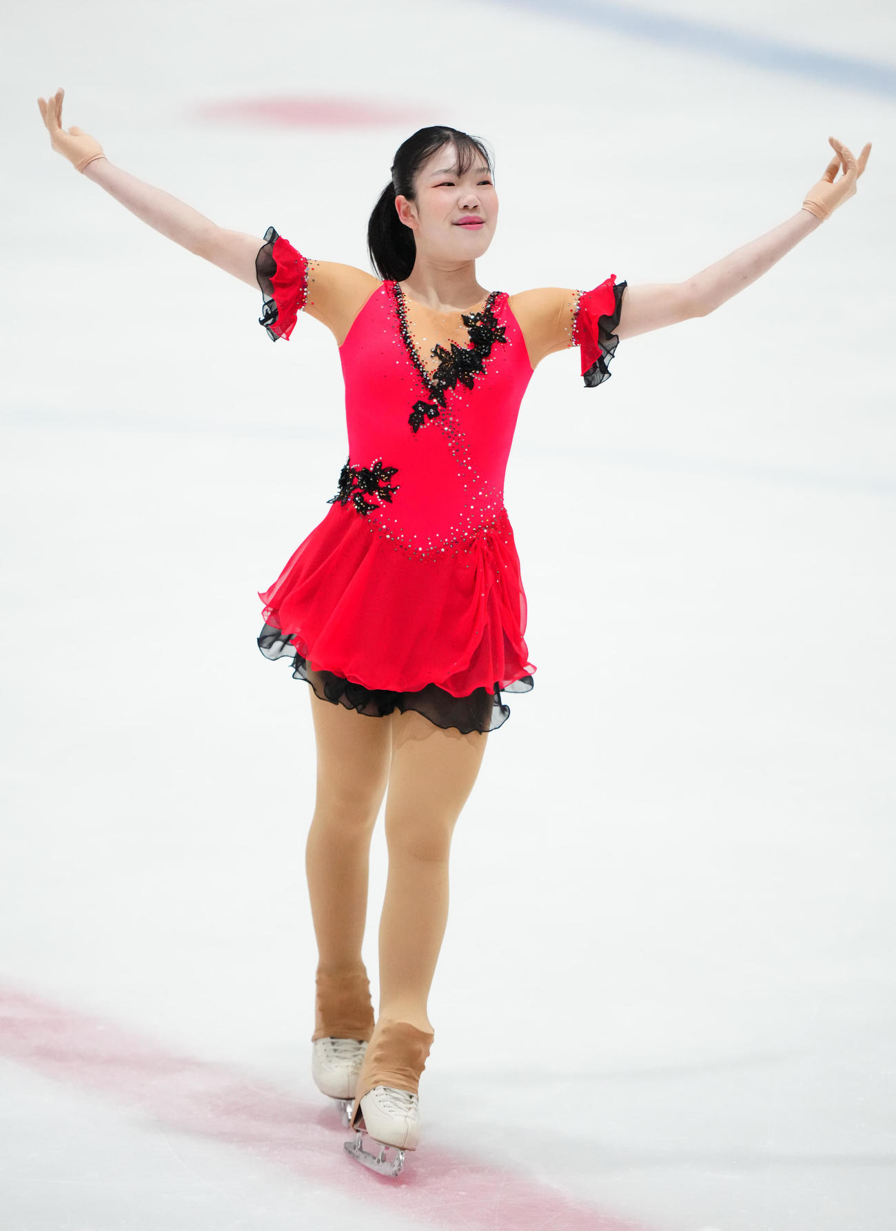 ジュニア女子フリーの演技後、客席にあいさつする中尾歩（撮影・江口和貴）