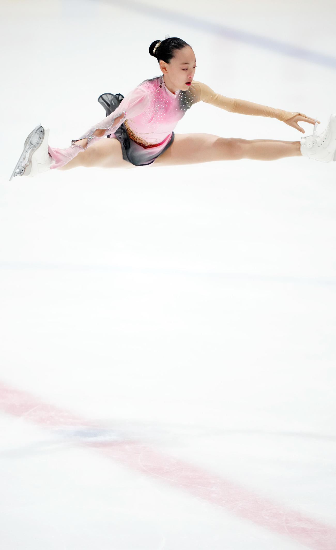 ジュニア女子フリーで演技する岡万佑子（撮影・江口和貴）