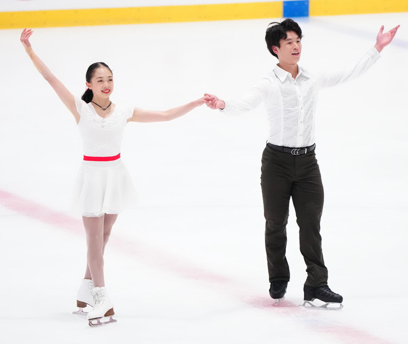 ジュニアペアのフリーで演技後、客席にあいさつする清水咲衣（左）、本田ルーカス剛史組（撮影・江口和貴）