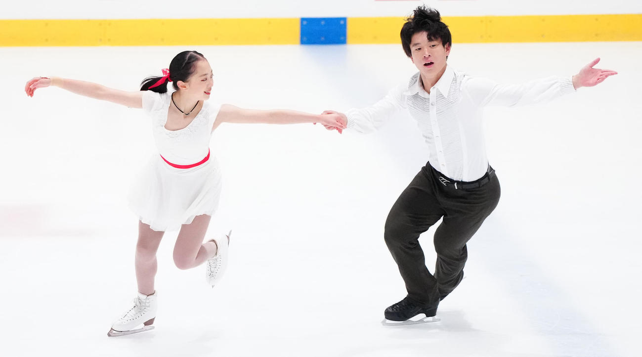 ジュニアペアのフリーで演技する清水咲衣（左）、本田ルーカス剛史組（撮影・江口和貴）