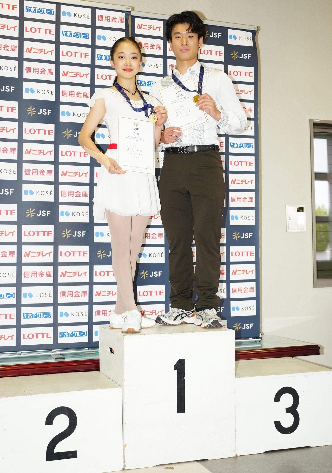 ジュニアペアで優勝した清水咲衣（左）、本田ルーカス剛史組（撮影・江口和貴）
