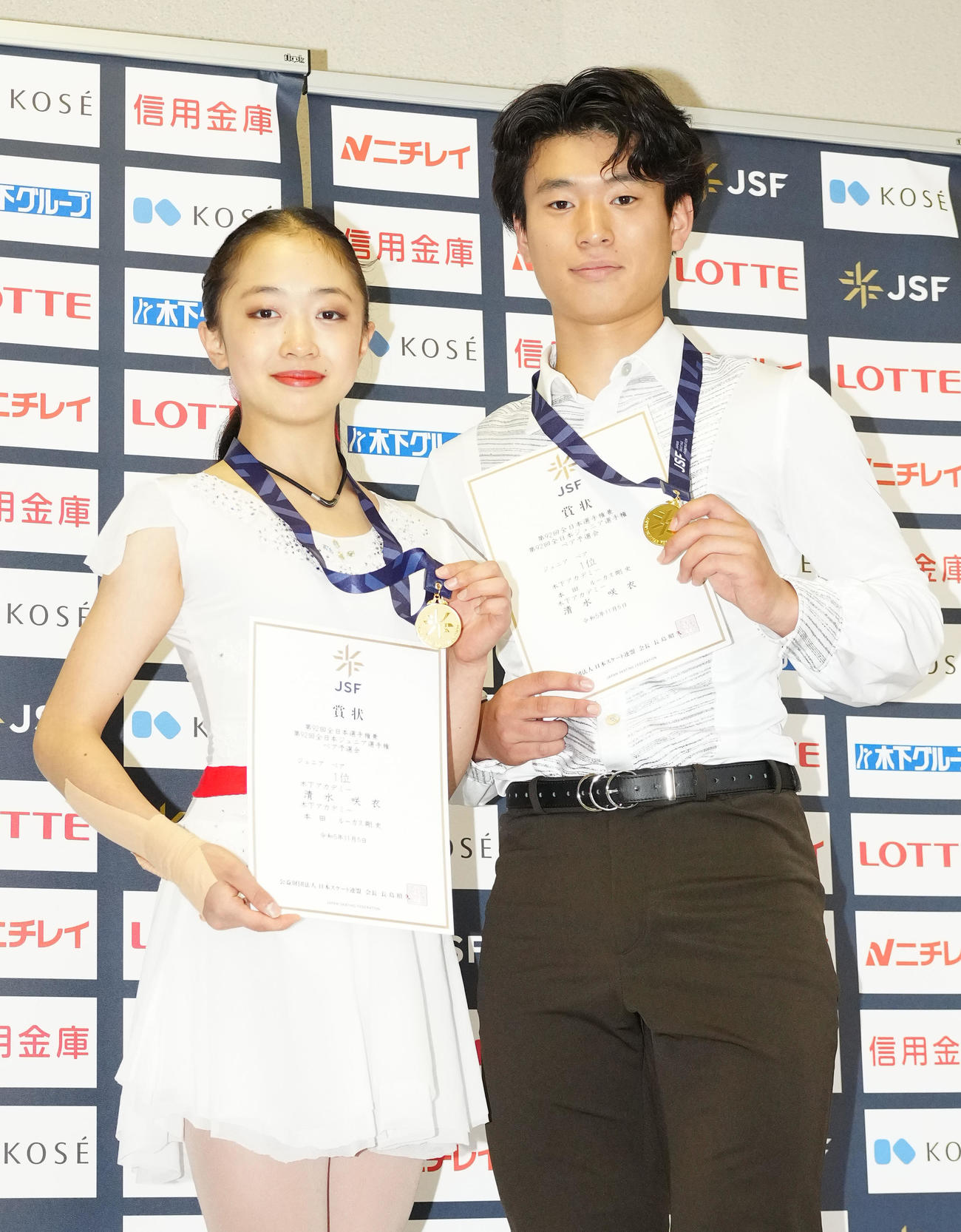 ジュニアペアで優勝した清水咲衣（左）、本田ルーカス剛史組（撮影・江口和貴）