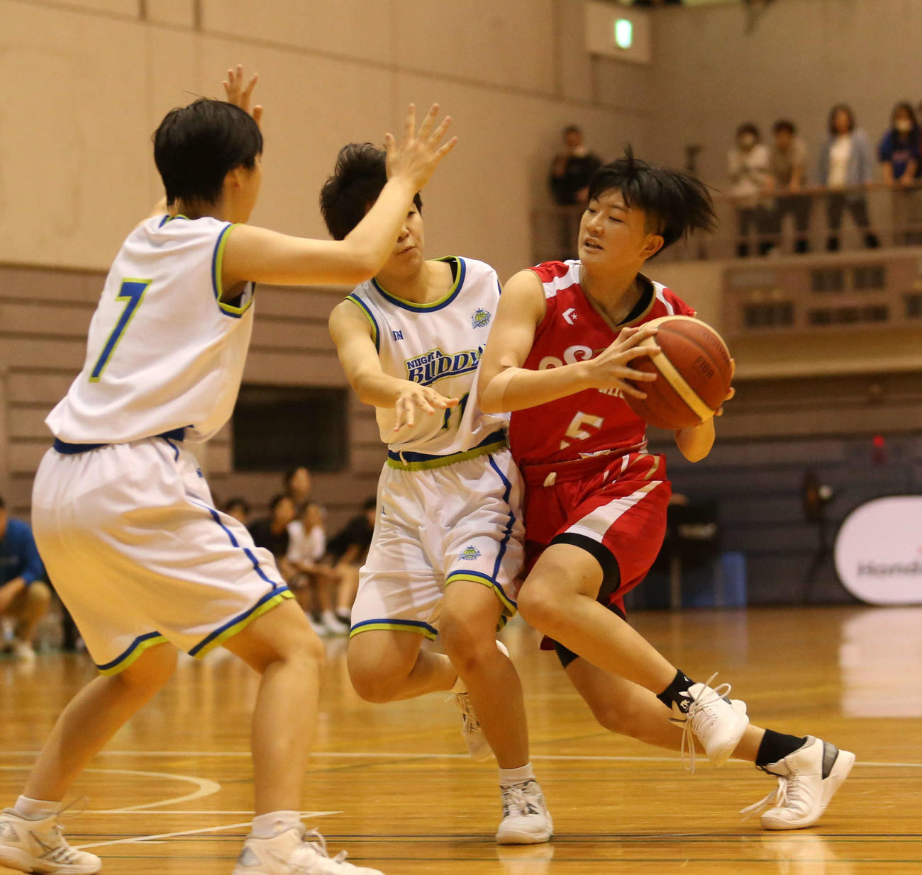 女子決勝　厳しいマークにあう新潟清心女のPF小池（右）