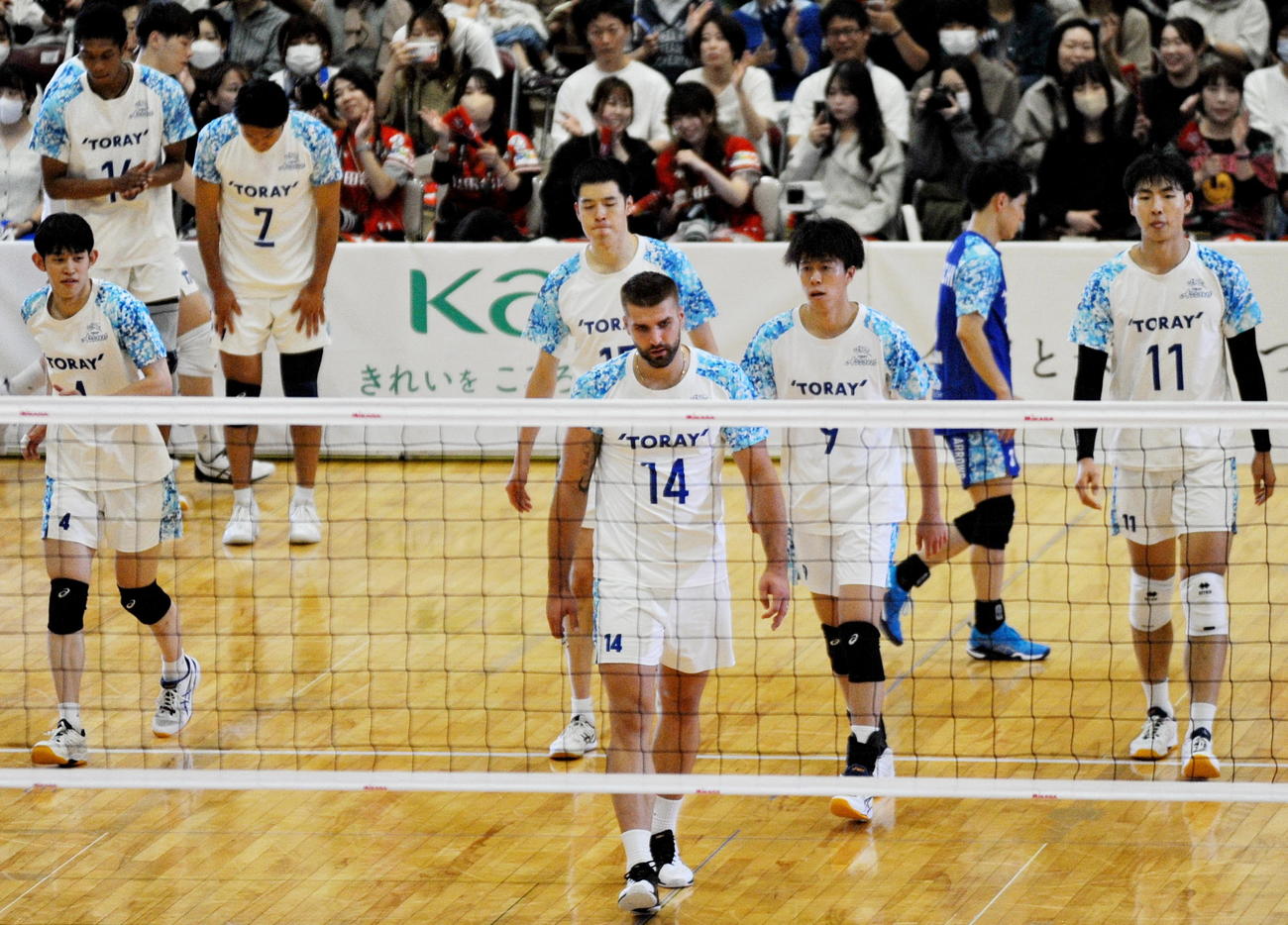 試合に敗れ、厳しい表情を浮かべる東レの選手たち