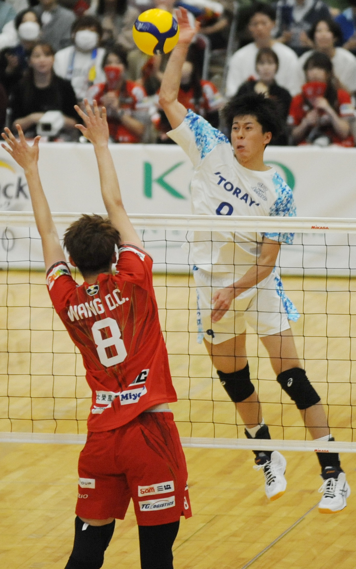 スパイクを放つ東レOH富田（右）
