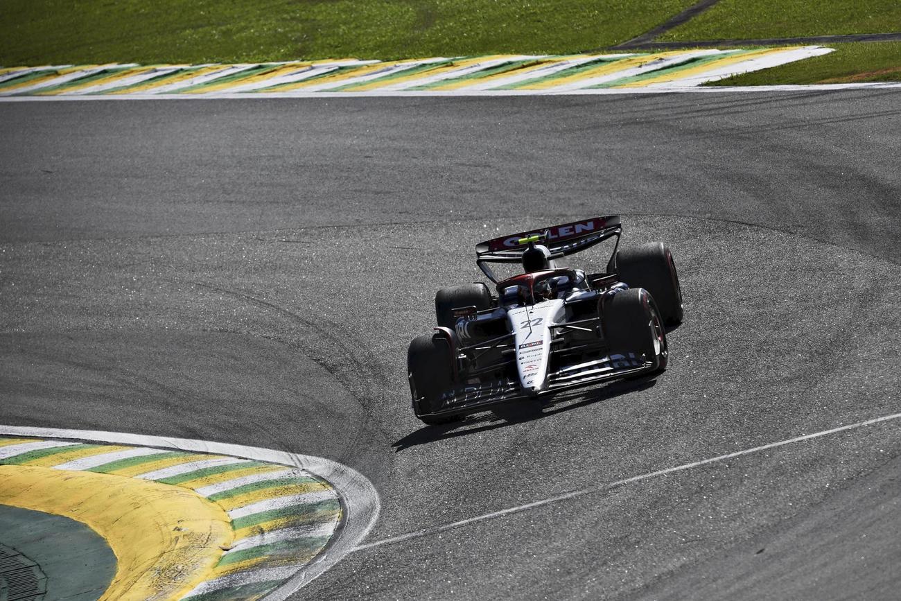 自動車F1シリーズ第20戦、ブラジルGP決勝で走行するアルファタウリの角田裕毅（ゲッティ＝共同）