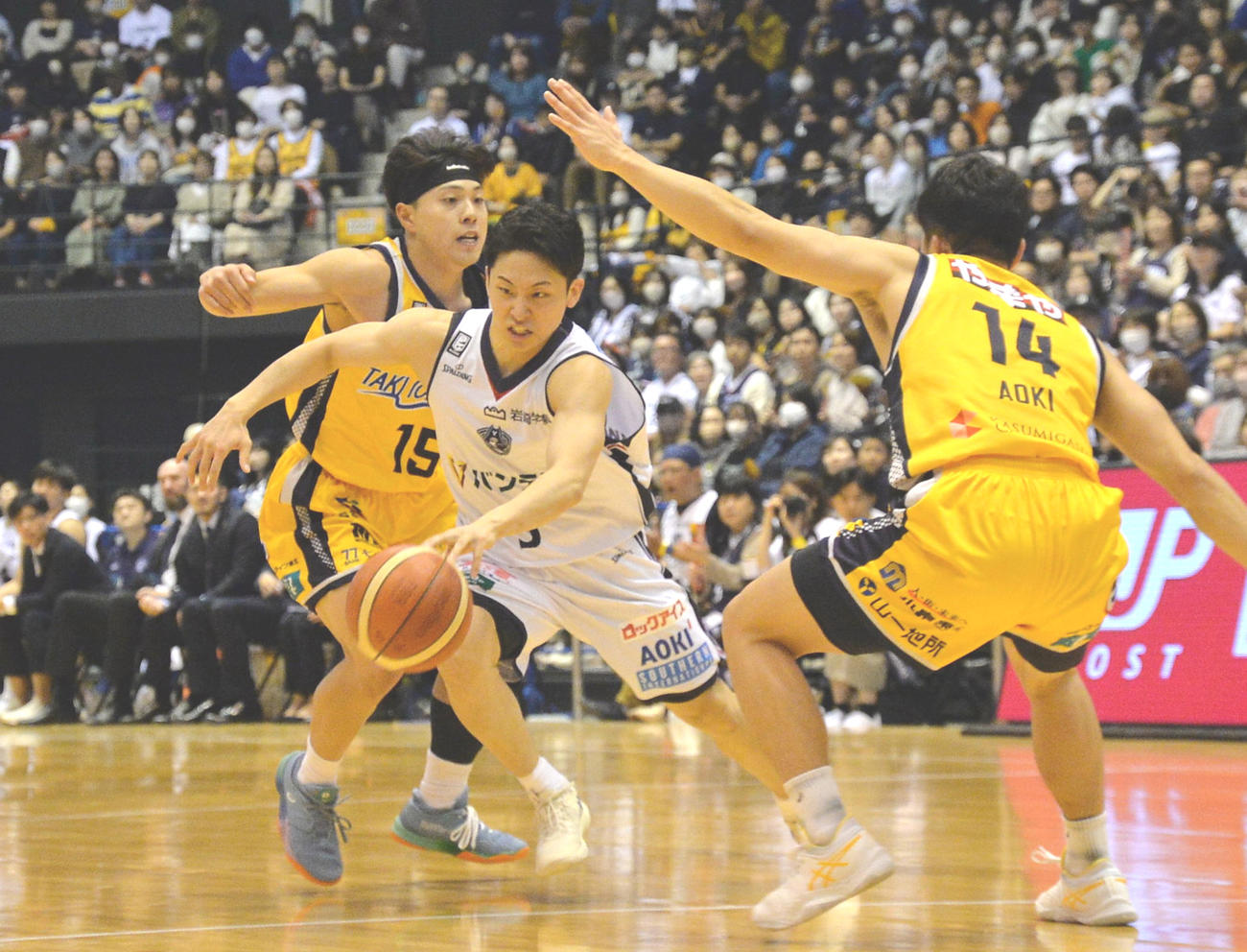 仙台対横浜BC　仙台の堅守を鋭いドライブで切り裂く横浜BC・河村（中央）（撮影・濱本神威）