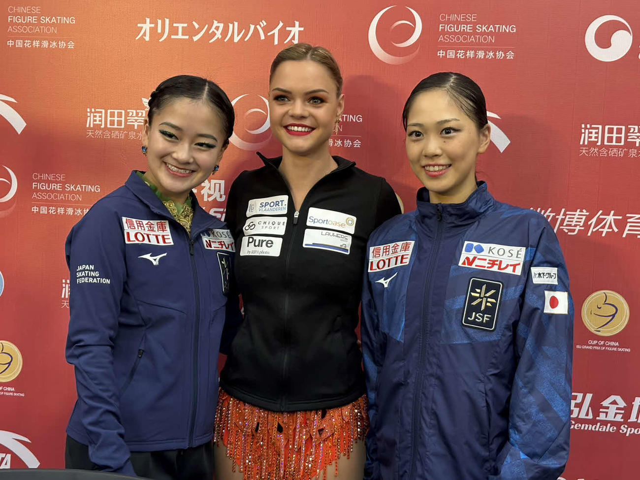 SP上位者会見で笑顔の渡辺、ヘンドリクス、吉田（左から）