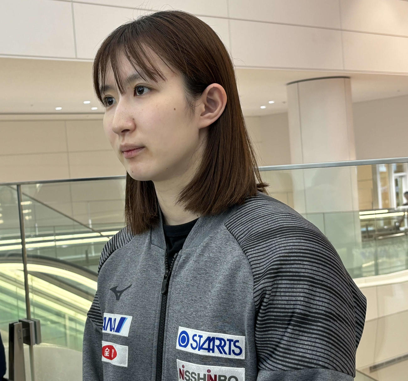約2カ月に及ぶ海外遠征から帰国した早田ひな（撮影・松本航）