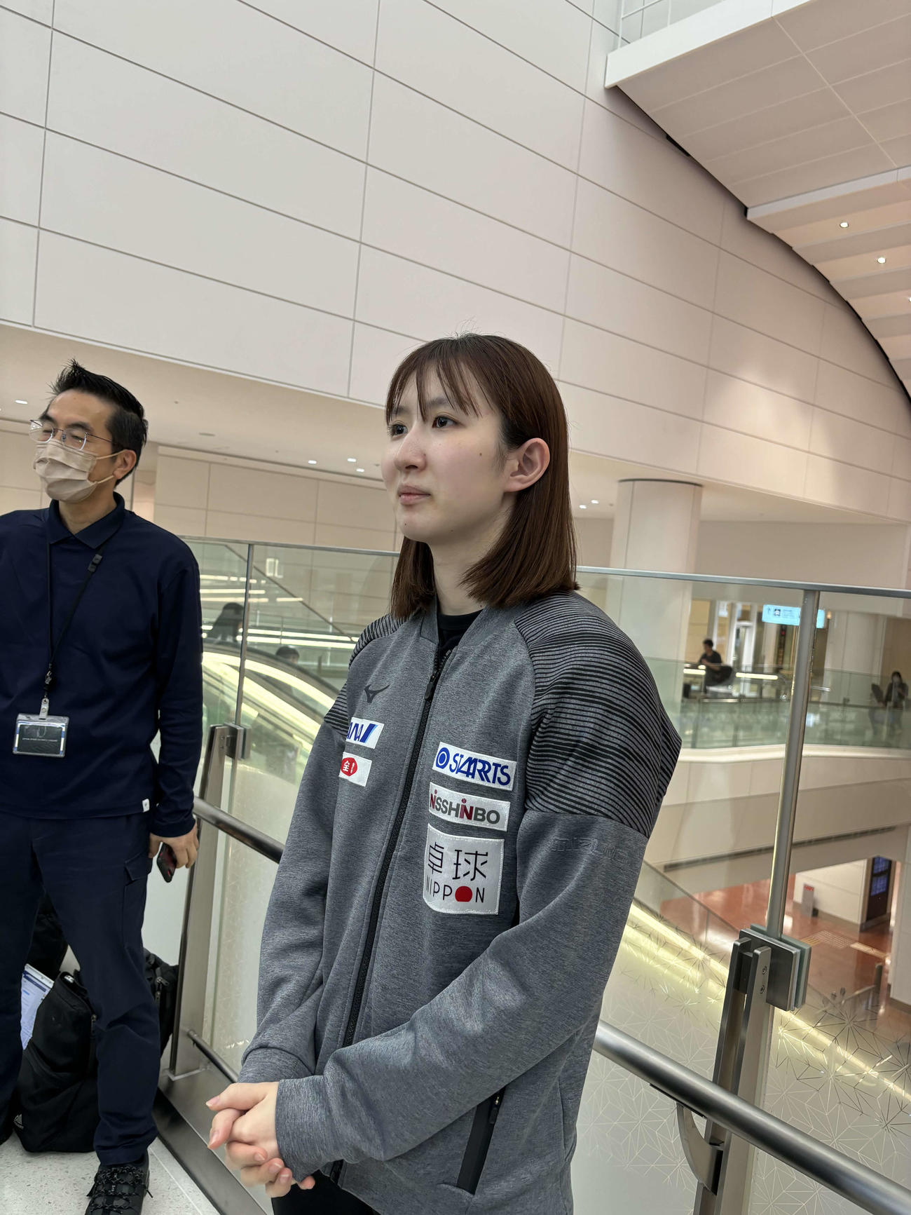 約2カ月に及ぶ海外遠征から帰国した早田ひな（撮影・松本航）