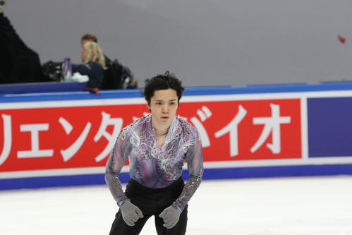 ショートプログラム（SP）前の公式練習で滑る宇野昌磨