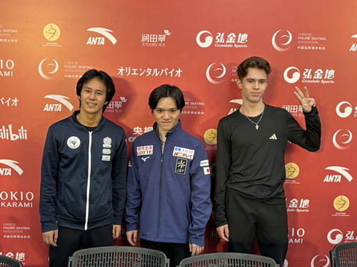 SP上位者会見で笑顔のシァオイムファ、宇野、シャイドロフ（左から）