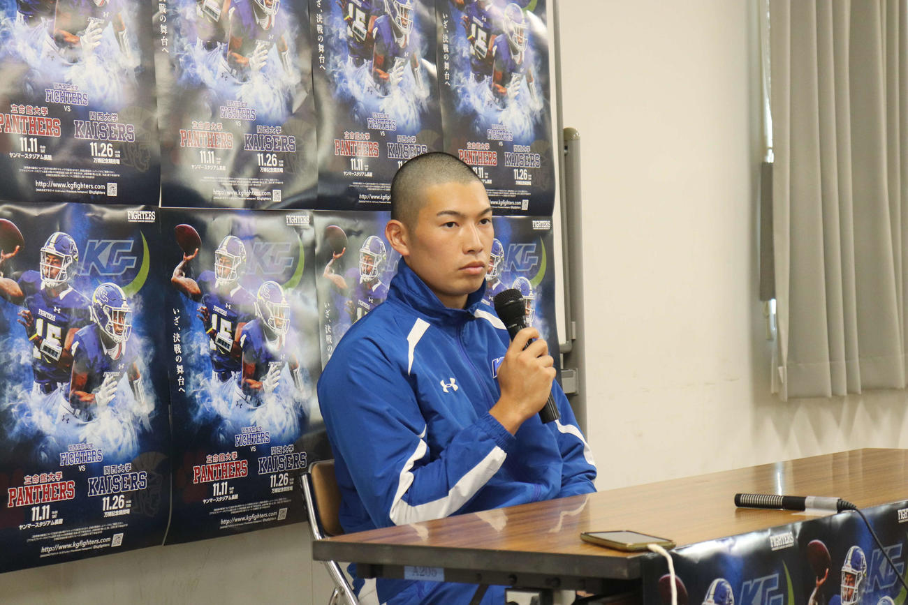 取材に答える関学大QB鎌田陽大（撮影・竹本穂乃加）
