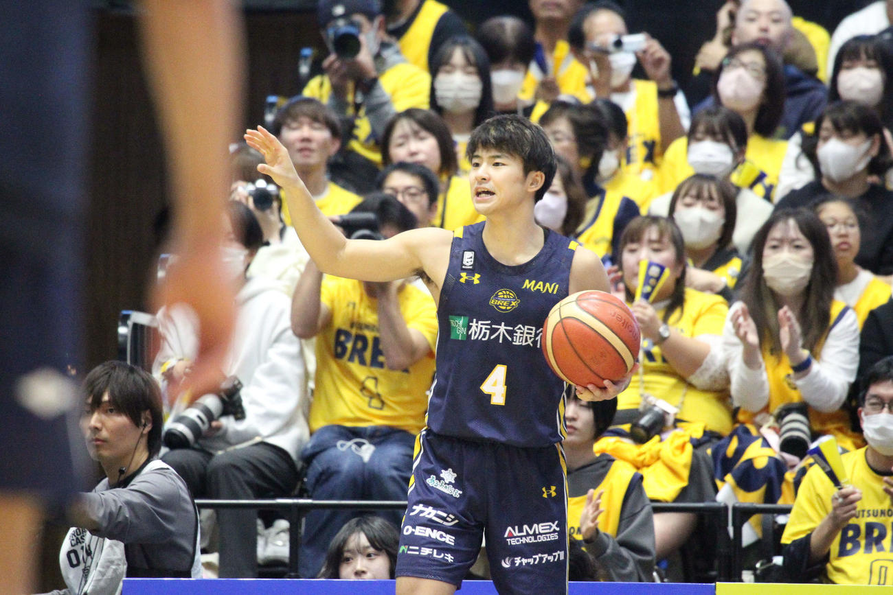 宇都宮対北海道　出場5試合目にして最長のプレータイムを獲得し、勝利に貢献した宇都宮のルーキー四家魁人（撮影・沢田啓太郎＝2023／11／08）