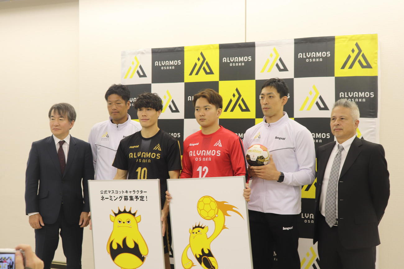 会見に出席したアルバモス大阪の選手ら。左からオーナーの宮田昌彦氏、吉田耕平コーチ、石黒理久、山本孝樹、銘苅淳監督、広田信俊代表取締役（撮影・竹本穂乃加）＝2023年11月9日、大阪市内