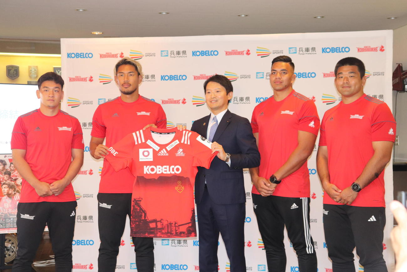 締結式に出席したコベルコ神戸スティーラーズの選手ら。左から李承信、山中亮平、斎藤元彦兵庫県知事、サウマキ・アマナキ、具智元（撮影・竹本穂乃加）
