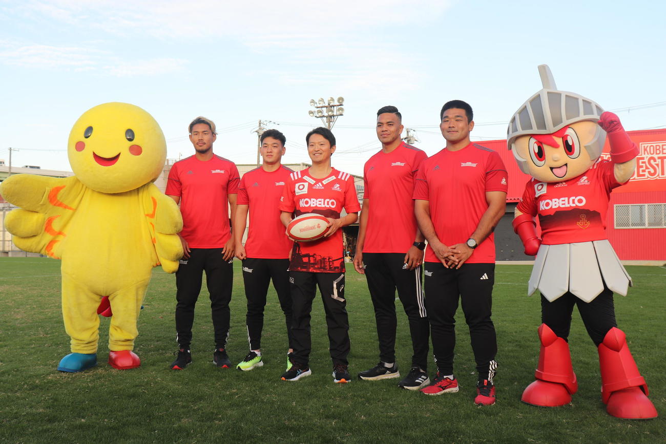 グラウンドで整列するコベルコ神戸スティーラーズの選手ら。左から山中亮平、李承信、斎藤元彦兵庫県知事、サウマキ・アマナキ、具智元（撮影・竹本穂乃加）
