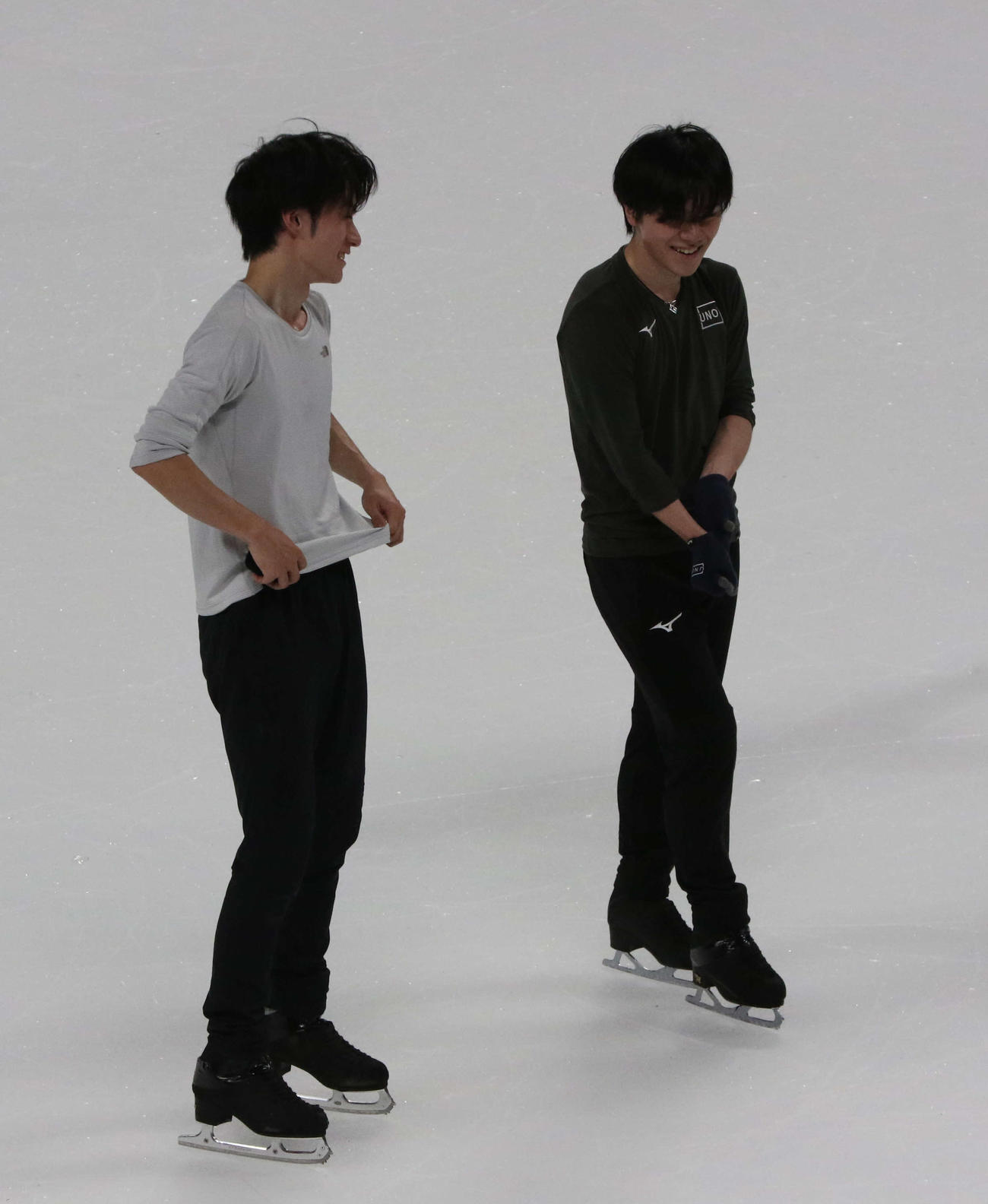 中国杯の公式練習を終えて、宇野昌磨（右）は山本草太と言葉を交わす