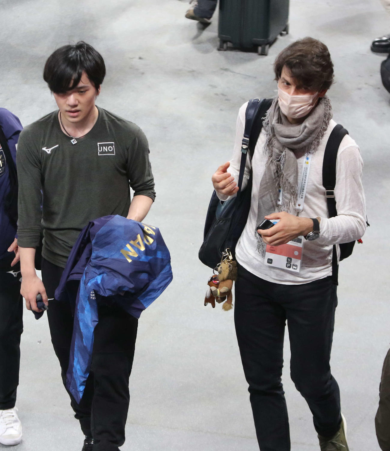 中国杯の公式練習を終えて引き揚げる宇野昌磨（左）とステファン・ランビエル・コーチ