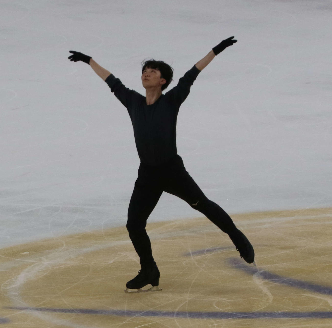 中国杯の公式練習で滑りを披露する友野一希