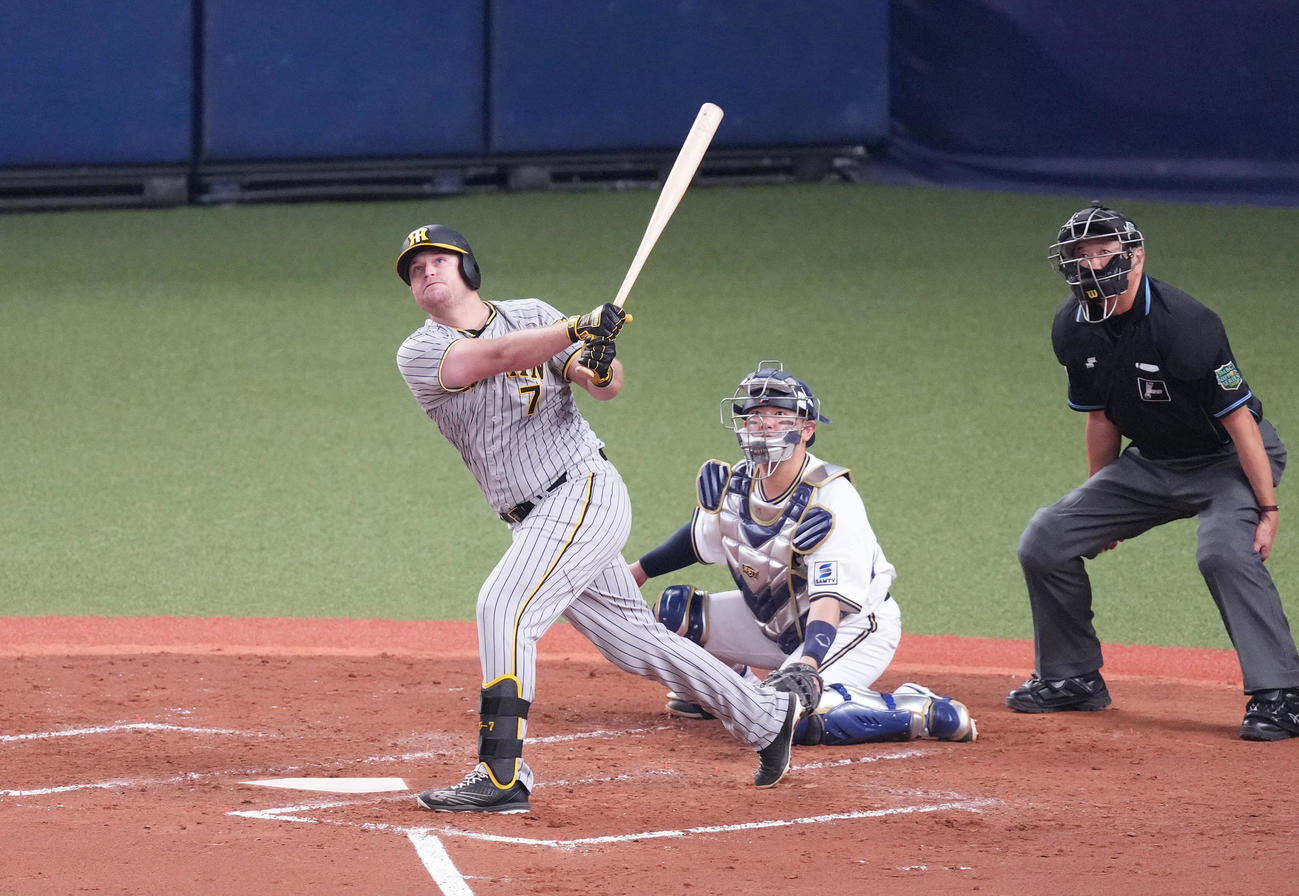 オリックス対阪神　4回表阪神1死一、二塁、左越えに先制3点本塁打を放つノイジー（2023年11月5日撮影）