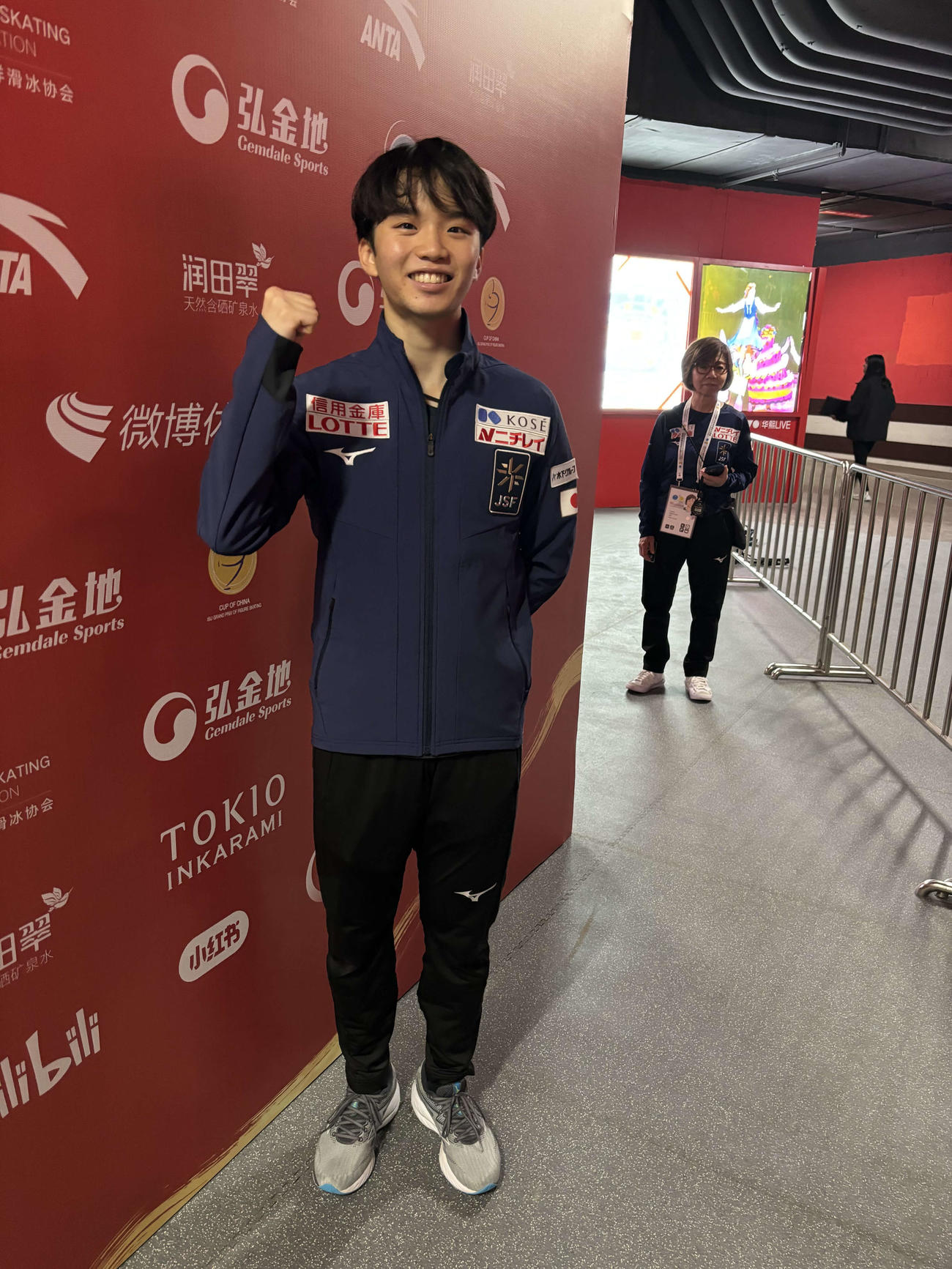 中国杯の公式練習を終えて、ポーズを決める友野一希