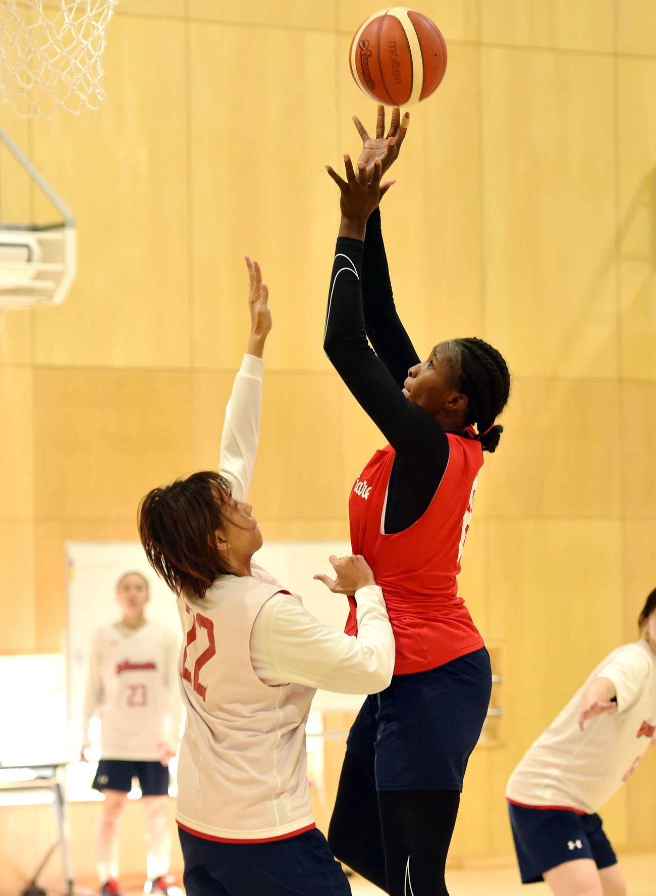 シュートを打つクンバ