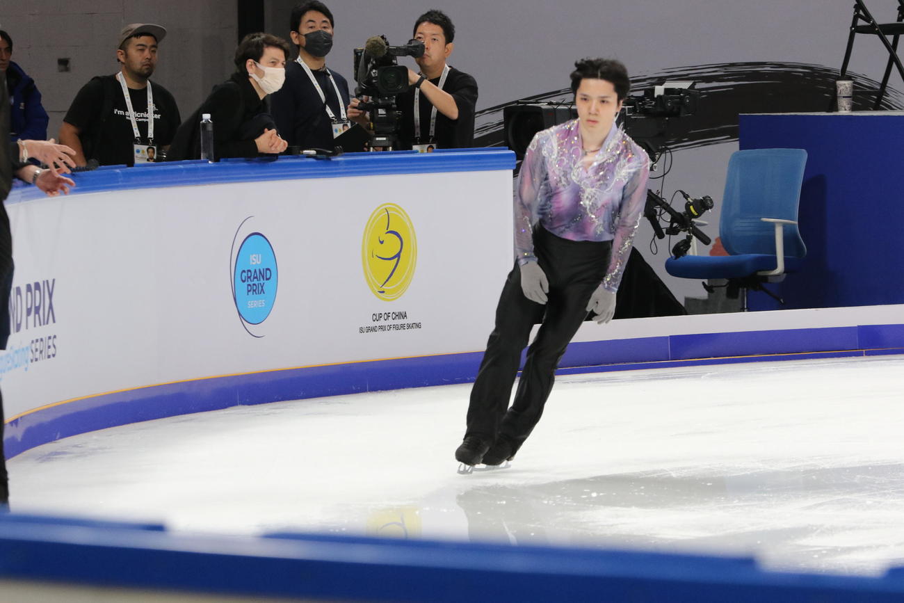 ショートプログラム（SP）前の公式練習で滑る宇野昌磨（右）