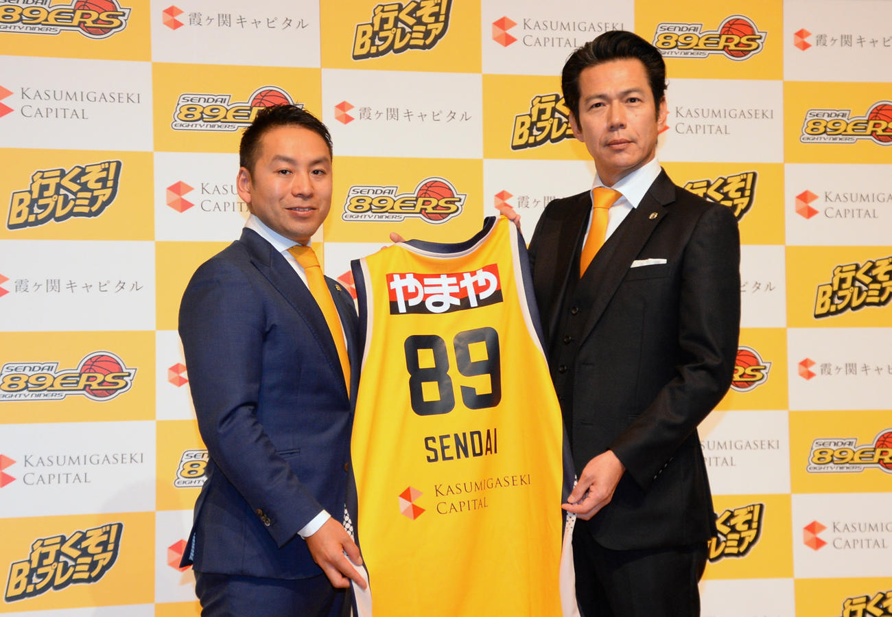 仙台へ資本参画した霞ケ関キャピタル・河本社長（右）と仙台・志村社長