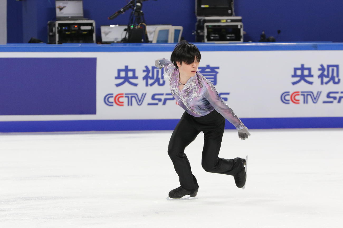 ショートプログラム（SP）前の公式練習で滑る宇野昌磨