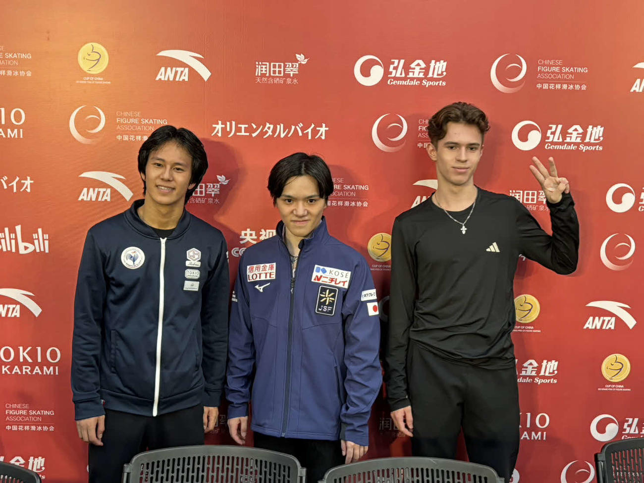 SP上位者会見で笑顔のシャオイムファ、宇野、シャイドロフ（左から）
