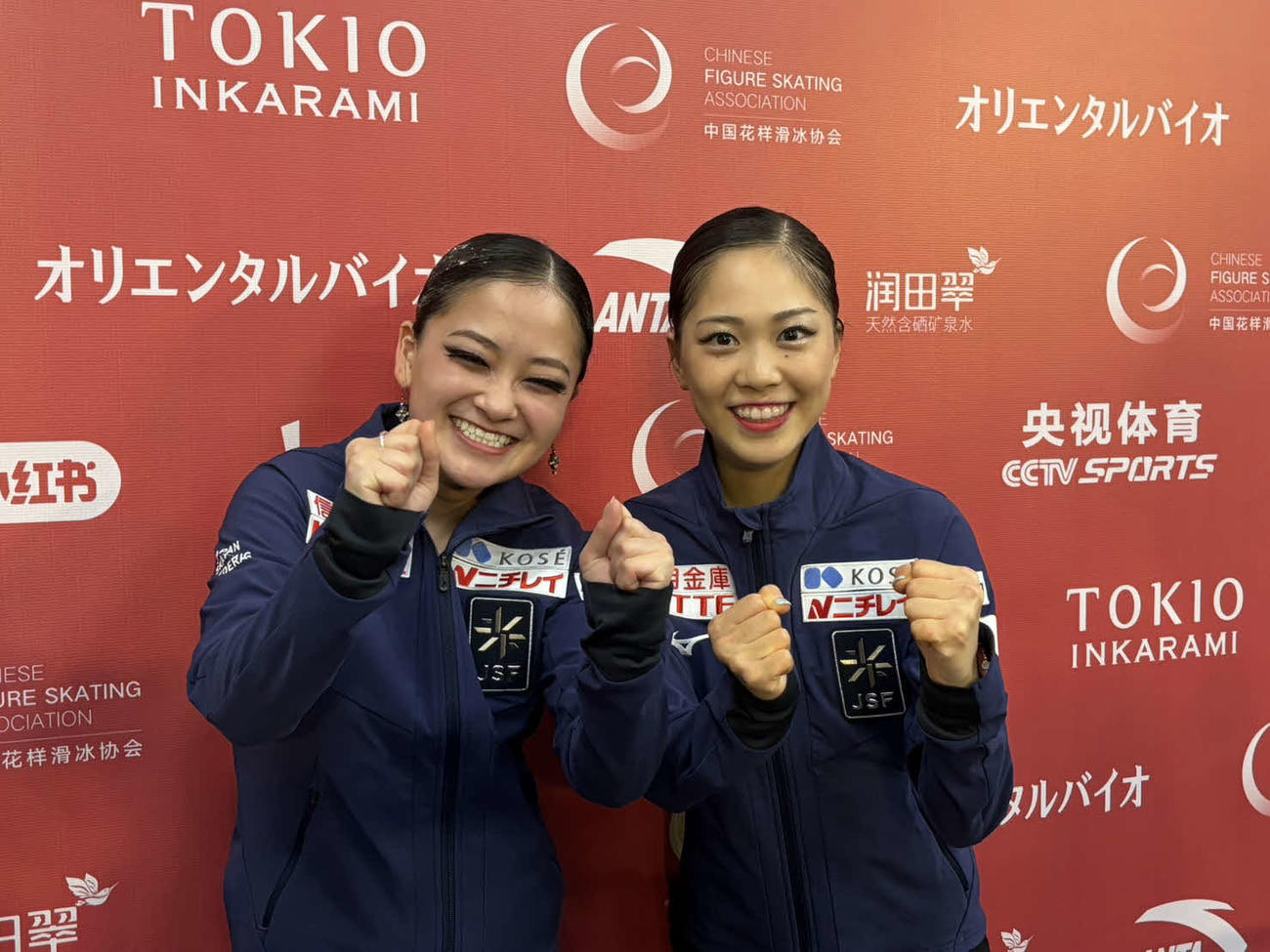笑顔でポーズを取る渡辺（左）と吉田（撮影・松本航）