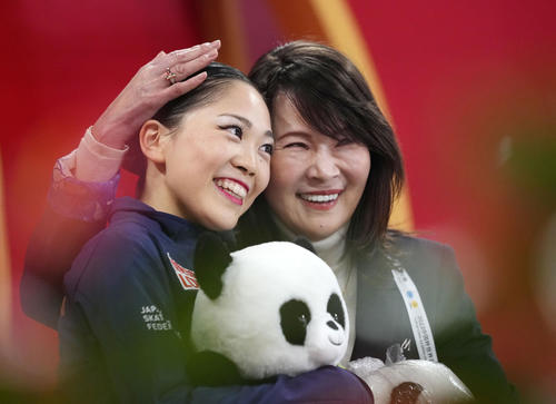 女子フリーの演技を終え、笑顔の吉田陽菜(左)。初優勝を果たした(共同)
