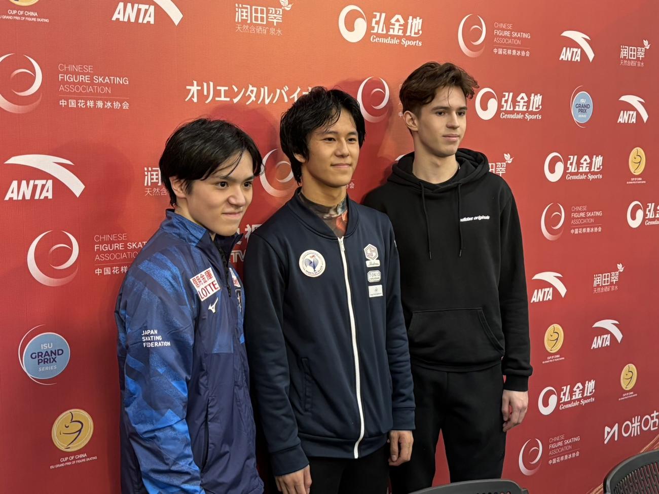フィギュアスケートGPシリーズ中国杯で男子表彰台入りした、左から2位の宇野、優勝のシァオイムファ、3位のシャイドロフ