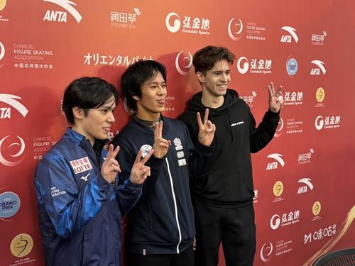 フィギュアスケートGPシリーズ中国杯で男子表彰台入りした、左から2位の宇野、優勝のシァオイムファ、3位のシャイドロフ